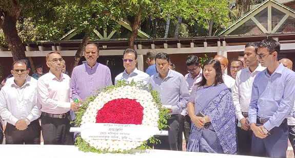 টুঙ্গিপাড়ায় বঙ্গবন্ধুর সমাধিতে নবনিযুক্ত ভূমি সচিবের শ্রদ্ধা