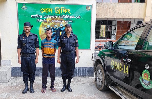 পায়ুপথে মাদক পাচারকালে ব্যবসায়ী আটক