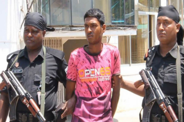 কক্সবাজারে অস্ত্র-গুলিসহ রোহিঙ্গা যুবক আটক, রোহিঙ্গা ক্যাম্পে অস্ত্র সরবরাহের অভিযোগ