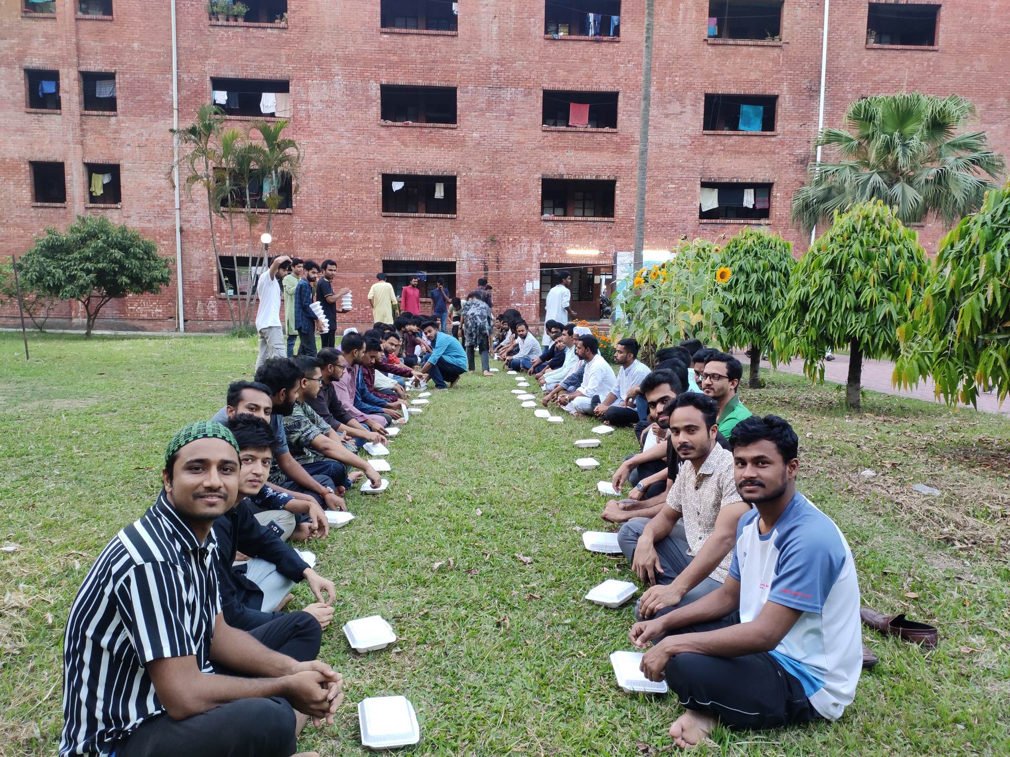 জাবির এমএইচ হলের ৪৪ ব্যাচের উদ্যোগে ইফতার সামগ্রী বিতরণ