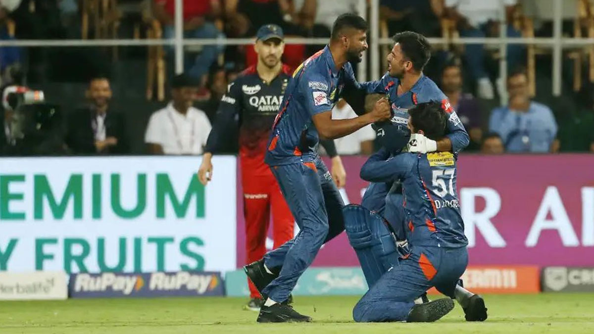 শেষ বলের রোমাঞ্চে জিতল লখনৌ