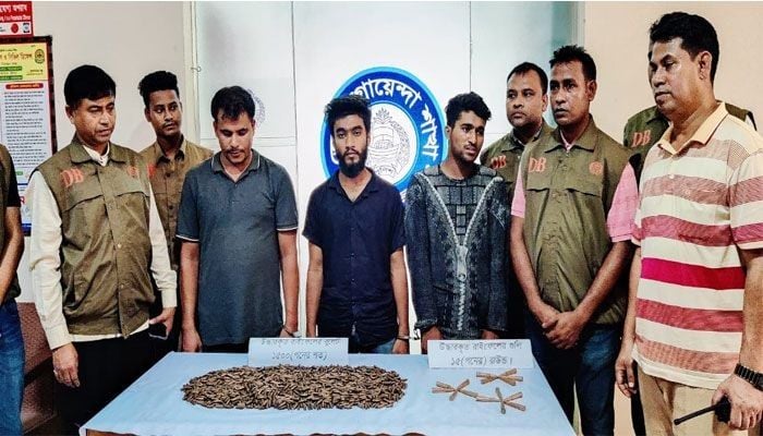 রামুর ঈদগড় থেকে অস্ত্রসহ তিন ব্যবসায়ী গ্রেফতার