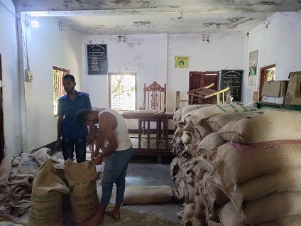 ফরিদপুরে ভিজিএফের চাল চুরির অভিযোগ চেয়ারম্যানের বিরুদ্ধে