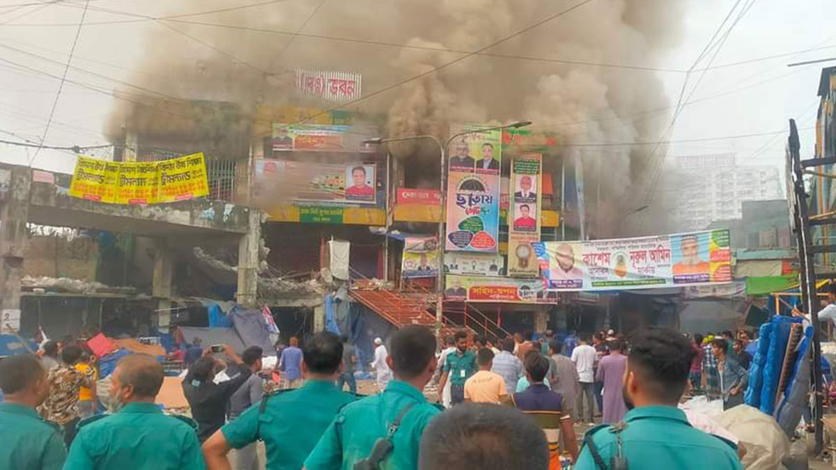নিউ সুপার মার্কেটের আগুন বাড়ছেই, নিয়ন্ত্রণে ২৮ ইউনিট