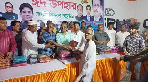 গোপালগঞ্জে গরীব দুঃখী মানুষের মাঝে ঈদ উপহার ও খাদ্য সামগ্রী বিতরণ