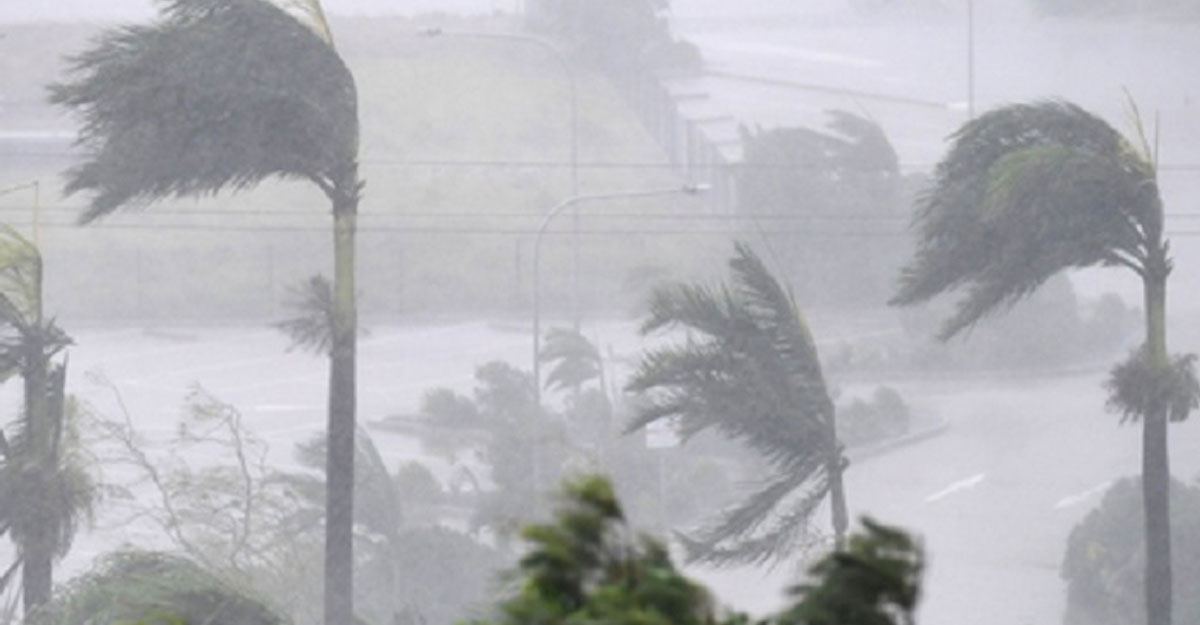 ৮০ কিমি বেগে ঝড়ের পূর্বাভাস, নদীবন্দরে দুই নম্বর হুঁশিয়ারি