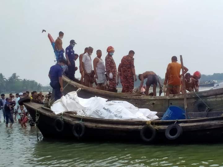 ট্রলারের পাটাতনে পলিথিনে মোড়ানো ছিল ১০ কঙ্কাল
