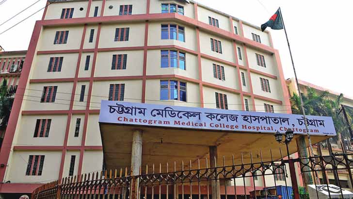 চলন্ত অটোরিকশায় আগুন,পরিবারের ৫ জন দগ্ধ