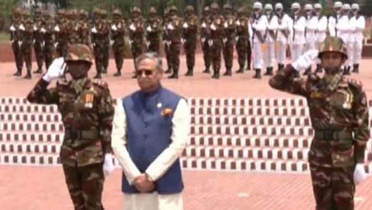 নতুন রাষ্ট্রপতির শ্রদ্ধা বঙ্গবন্ধুর প্রতিকৃতিতে