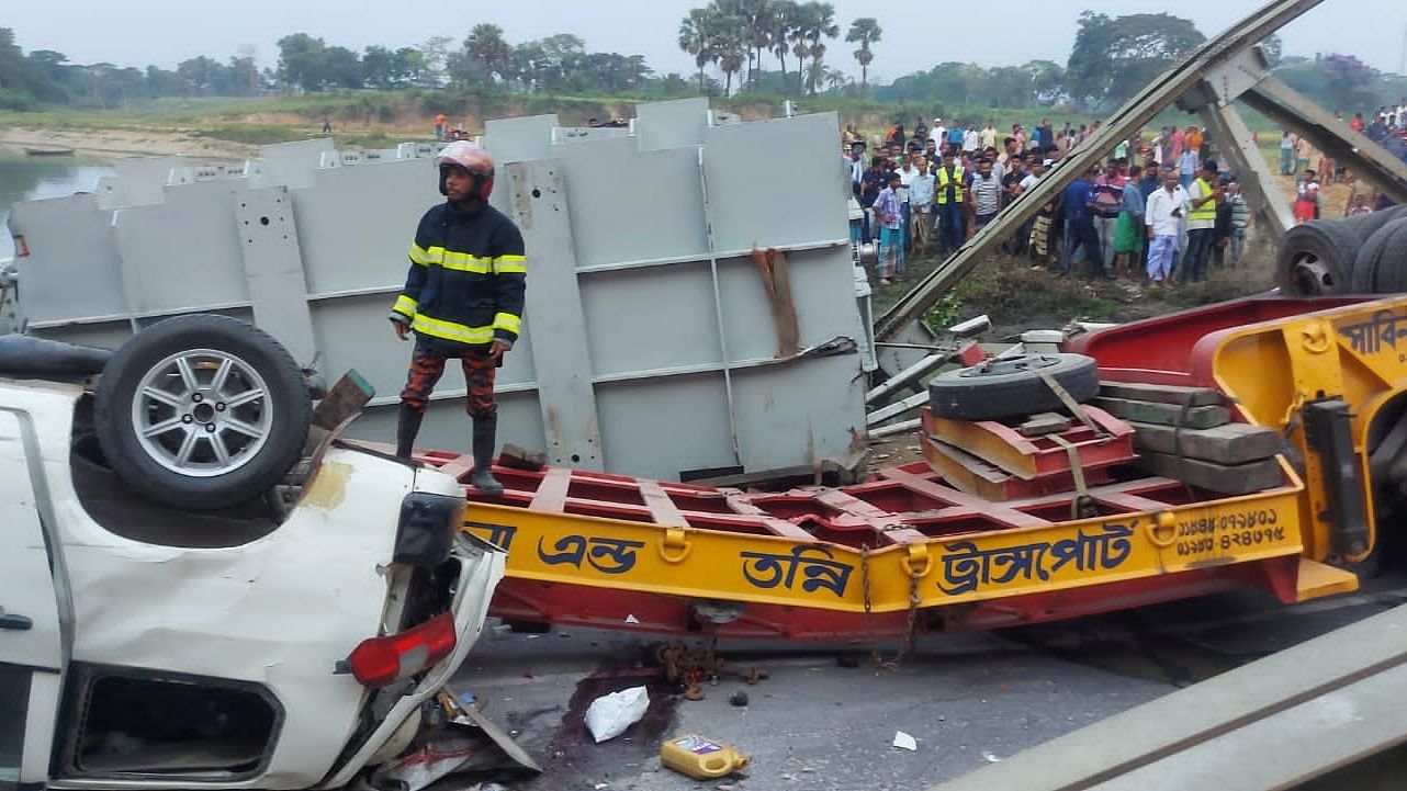 ঢাকা-ময়মনসিংহ মহাসড়কের ত্রিশালে বেইলি সেতু ভেঙে নদীতে পড়ল