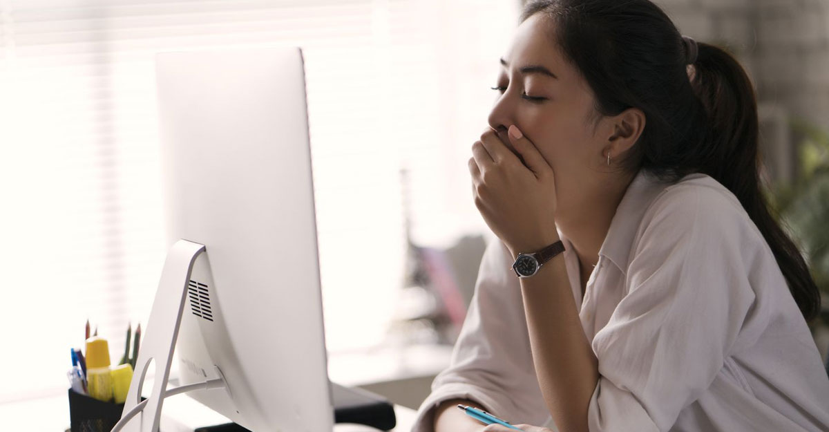 দুপুর গড়াতেই ঘুমে কাবু, কর্মক্ষেত্রে চনমনে থাকবেন যেভাবে