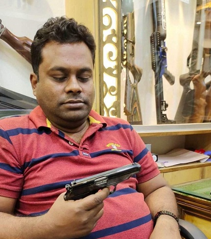 ফরিদপুরে বিদেশি পিস্তল হাতে মৎস্যজীবী লীগ নেতার ছবি নিয়ে তোলপাড়