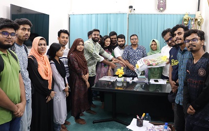 খুবির এমসিজে ডিসিপ্লিনের নতুন প্রধানকে বিজেএসসি'র ফুলেল শুভেচ্ছা