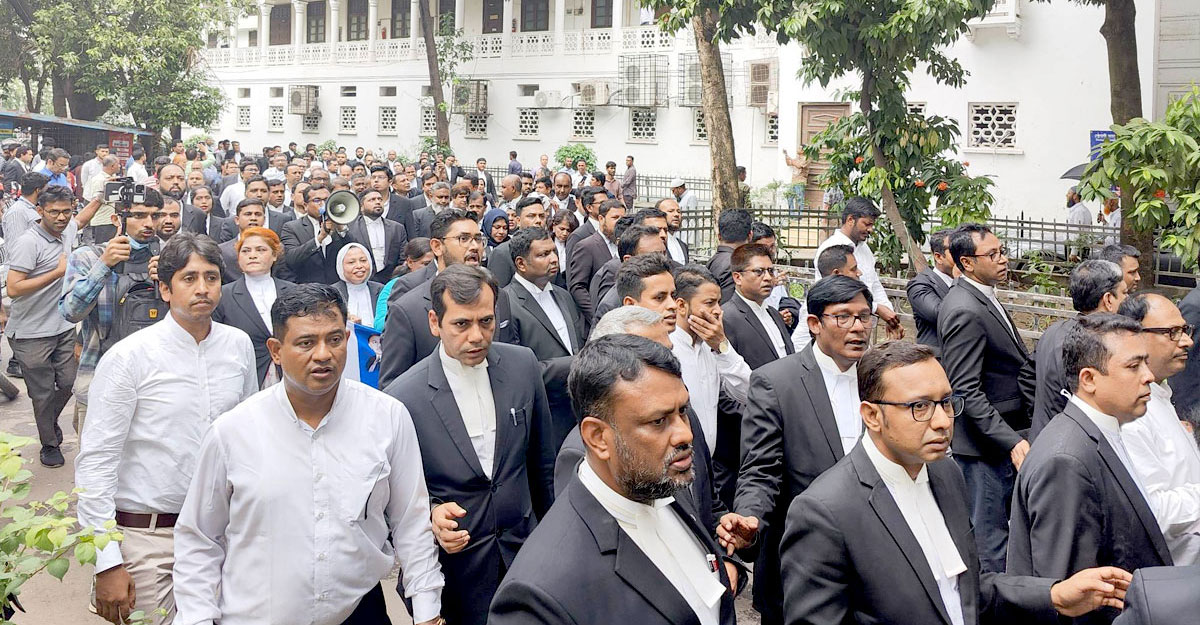 সুপ্রিম কোর্টে আইনজীবীদের পাল্টাপাল্টি বিক্ষোভ, পুলিশ মোতায়েন