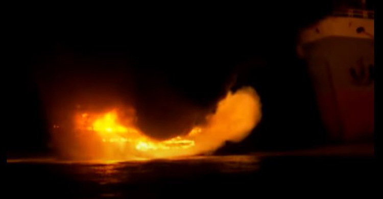 সাগরে আগুনে পুড়লো নৌযান