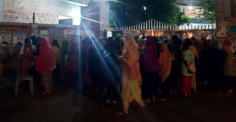 সিঙ্গেল সিটের দাবিতে রাতে ছাত্রীদের অবস্থান