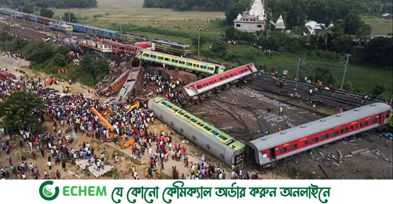 ঝুলছে হাত-পা, বিধ্বস্ত কামরায় পৌঁছনোর চেষ্টায় উদ্ধারকারীরা