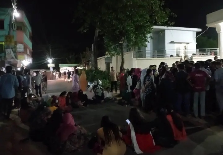 কুবিতে 'চুলা তল্লাশিতে' অনুমতি ছাড়া রুমের তালা ভাঙ্গল প্রশাসন, ছাত্রীদের বিক্ষোভ