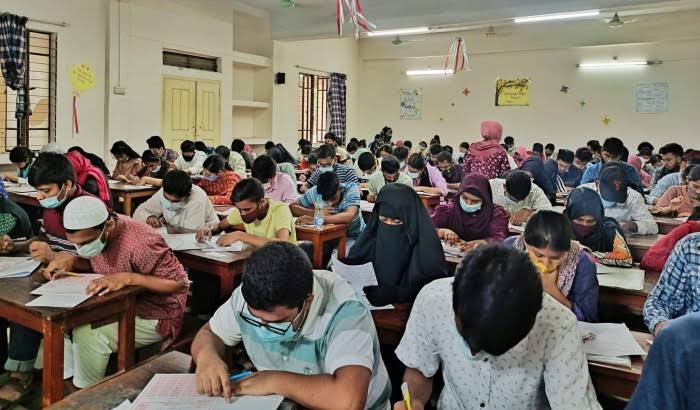 বিতর্কিত শিফট পদ্ধতিতে জাবি ভর্তি পরিক্ষা শুরু