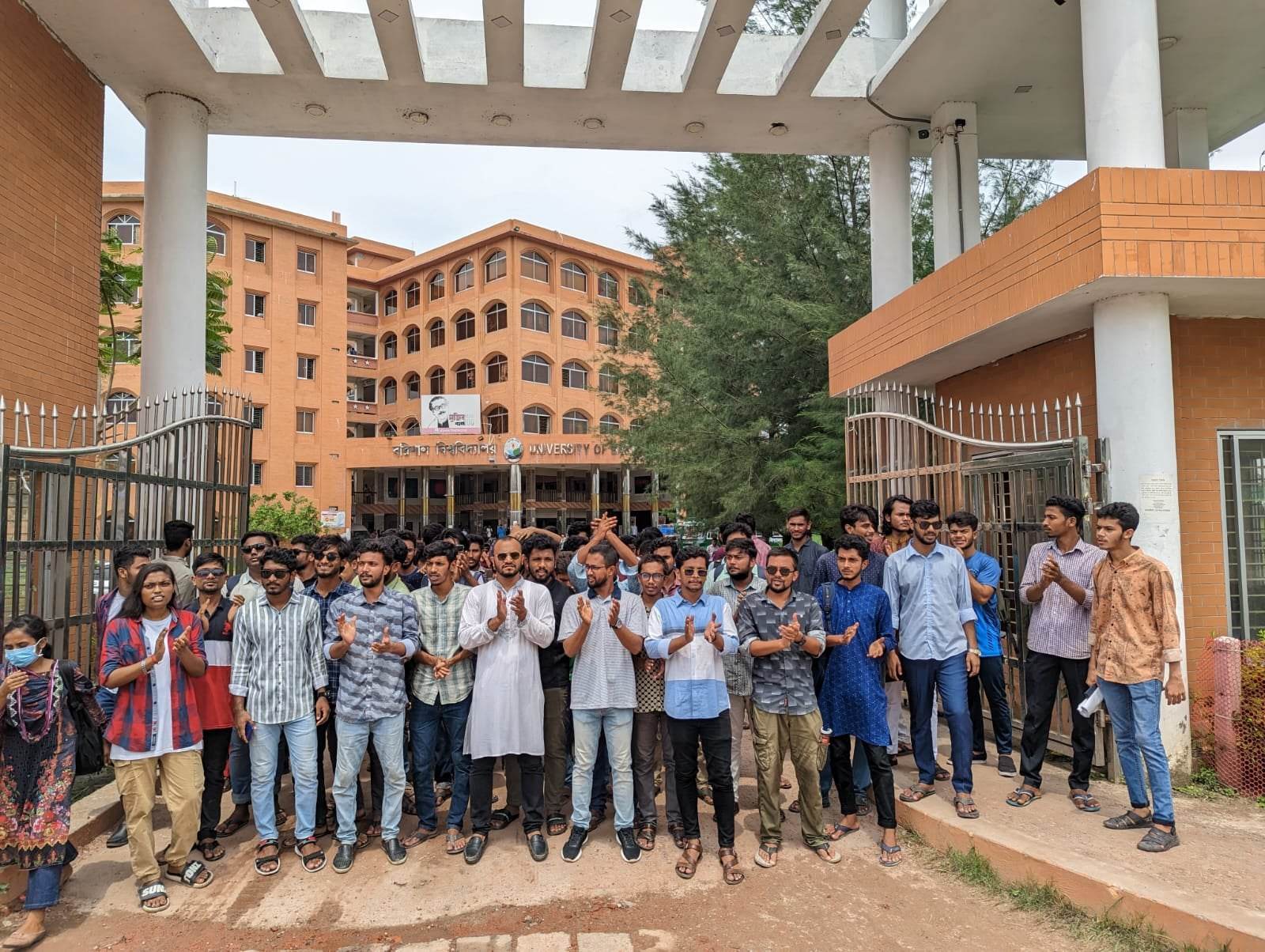 হল প্রভোস্টের পদত্যাগের দাবিতে বরিশাল বিশ্ববিদ্যালয়ে বিক্ষোভ