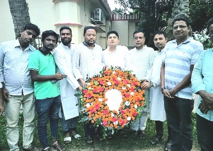 তথ্যমন্ত্রীর পিতার কবরে পুস্পস্তবক অর্পণ চট্রগ্রাম উত্তরজেলা স্বেচ্ছাসেবক লীগের