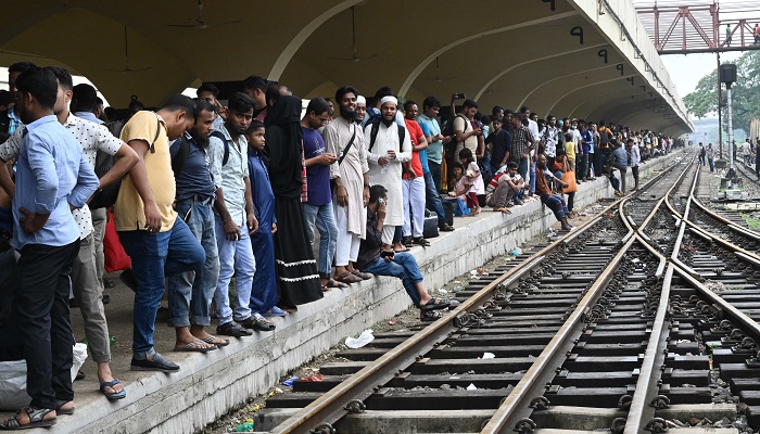 একদিনে ঢাকা ছেড়েছেন ১৯ লাখ মানুষ