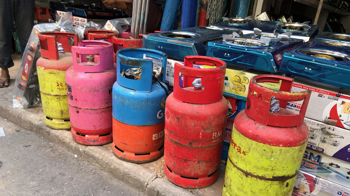 হাজারের নিচে নামল এলপিজির দাম