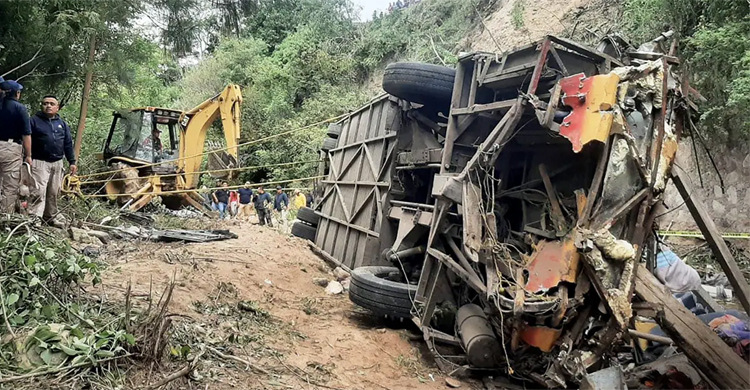 মেক্সিকোতে বাস খাদে পড়ে প্রাণ গেলো ২৭ জনের
