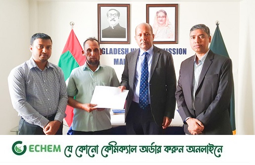 ওয়েজ আর্নার্স কল্যাণ বোর্ড থেকে মালদ্বীপ প্রবাসীকে বিমান টিকেট হস্তান্তর