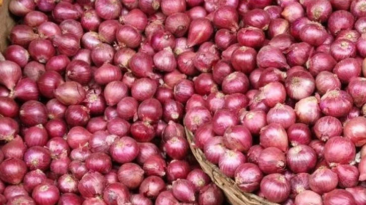 দাম বেড়েছে রসুনের, কমেছে পেঁয়াজের
