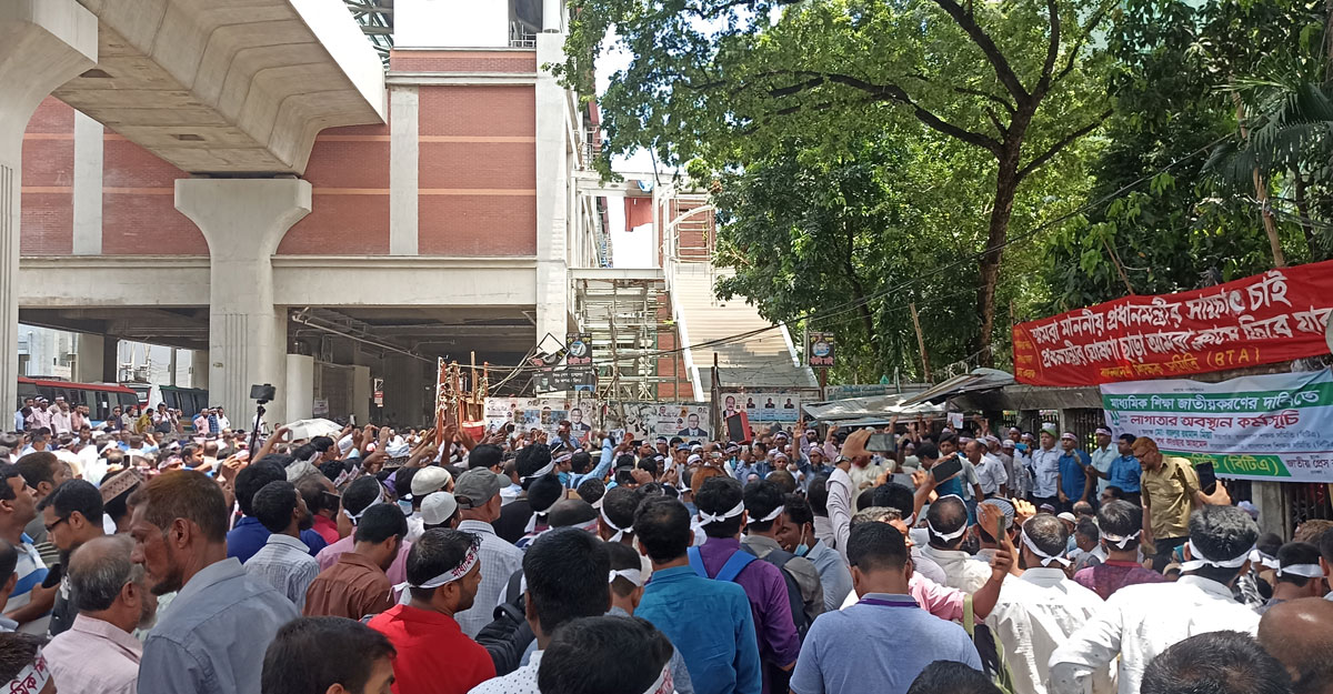 সমাগম বাড়িয়ে ফের সড়কে শিক্ষকরা