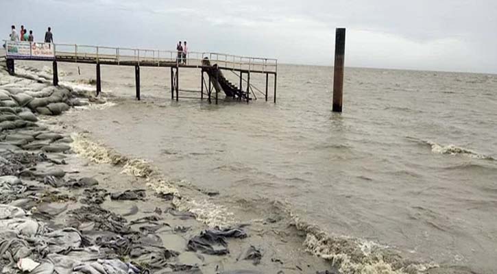 হাতিয়ার সঙ্গে দুইদিন ধরে সারা দেশের নৌ যোগাযোগ বন্ধ