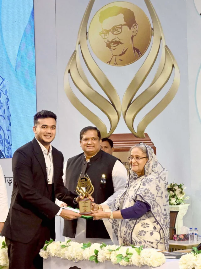 পুরস্কার দেওয়ার সময় তাসকিনকে কী বললেন প্রধানমন্ত্রী