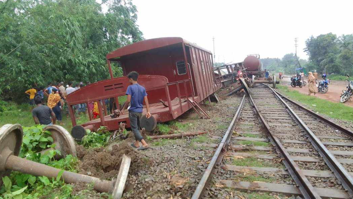 যশোরে মালবাহী ট্রেন উল্টে রেল যোগাযোগ বন্ধ