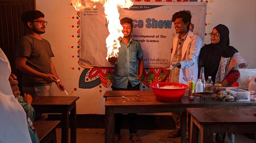 রাজশাহীর দামকুড়া ইউনিয়নে রাবি সায়েন্স ক্লাবের "সায়েন্স শো" আয়োজন