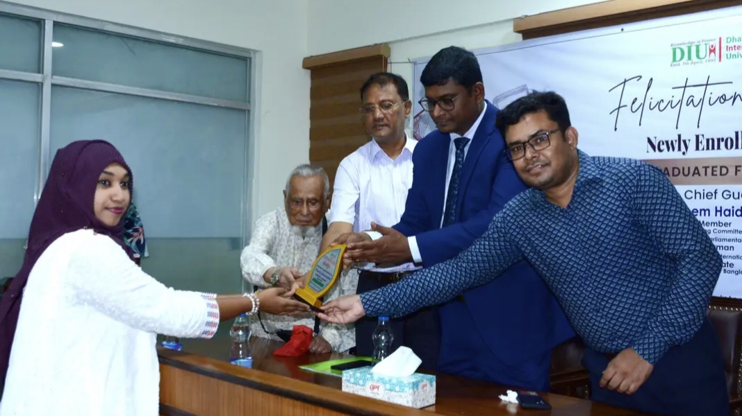 নতুন আইনজীবীদের সংবর্ধনা দিল ডিআইইউ