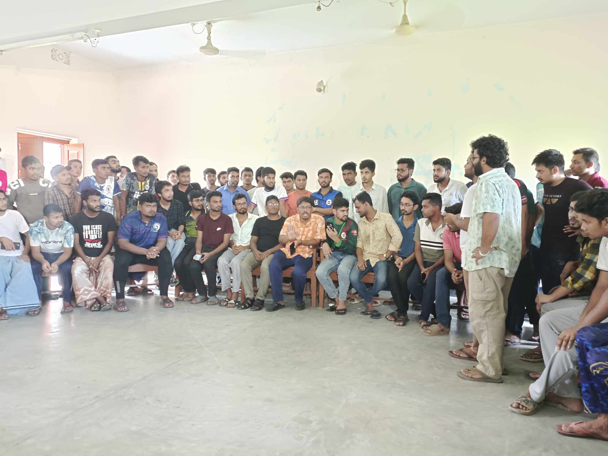 খাবারের দাম বৃদ্ধির প্রতিবাদে রাবি জিয়া হলের ক্যান্টিনে তালা