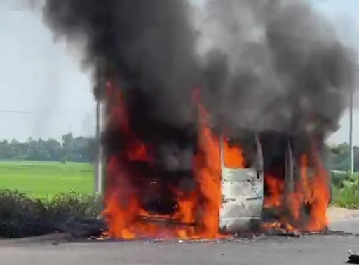 নাটোরে বিএনপির তারুণ্যের রোড মার্চের গাড়িতে আগুন, হামলা ও ভাংচুর