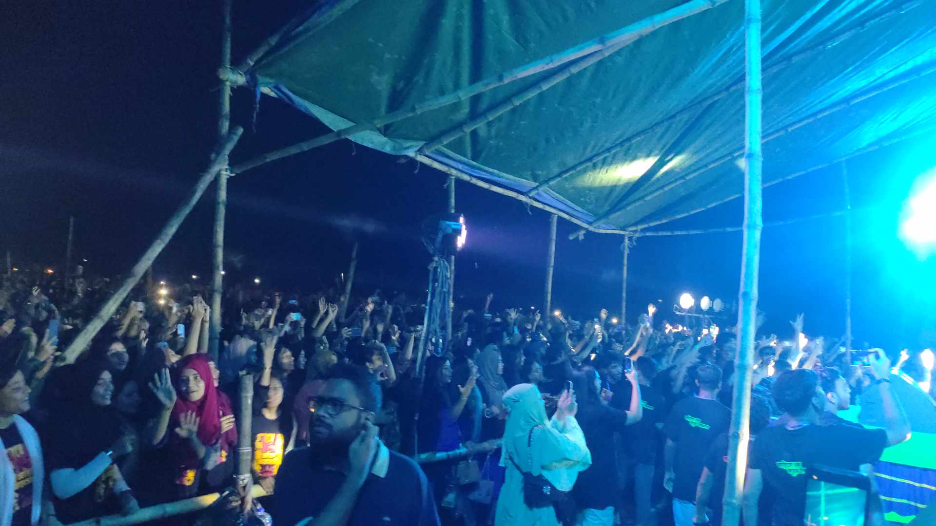 ইবিতে 'অন্তিম কনসার্টে' উচ্ছ্বসিত তারুণ্যের ঢল