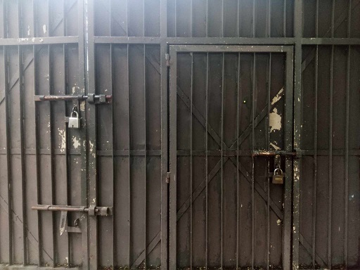 হল ছাড়ার নির্দেশ প্রশাসনের , হল গেটে তালা