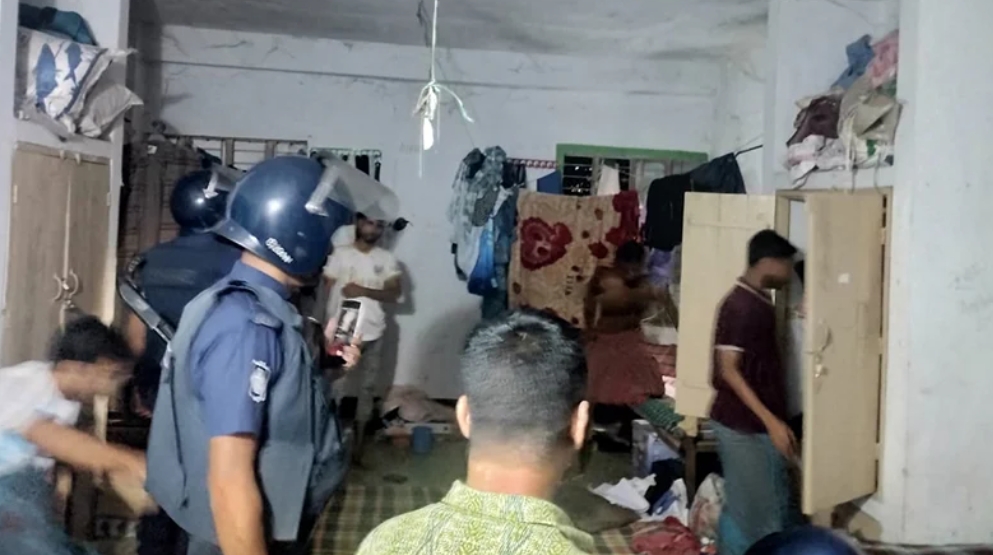 চট্টগ্রাম বিশ্ববিদ্যালয়ের হলে তল্লাশিতে দেশীয় অস্ত্র উদ্ধার, আটক ৫