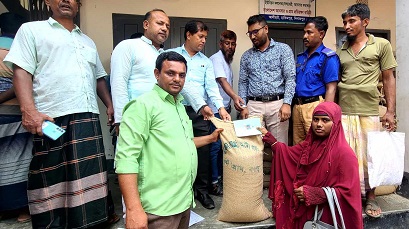 হিলির আলিহাট ইউনিয়নে উপকার ভোগীদের মাঝে চাল বিতরণ