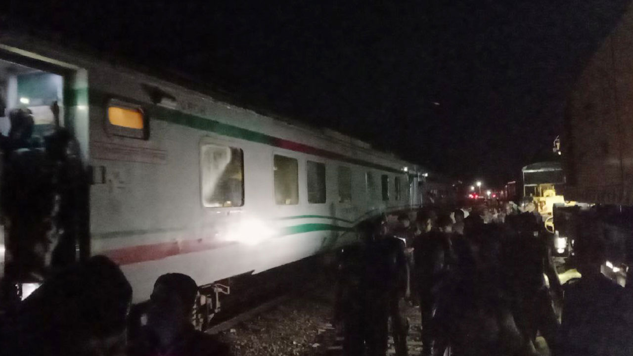 ৭ ঘণ্টা পর ঢাকা-সিলেট রুটে ট্রেন চলাচল স্বাভাবিক হয়েছে