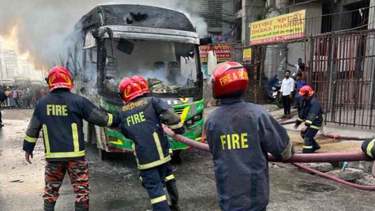 বাড্ডায় বাসে আগুন