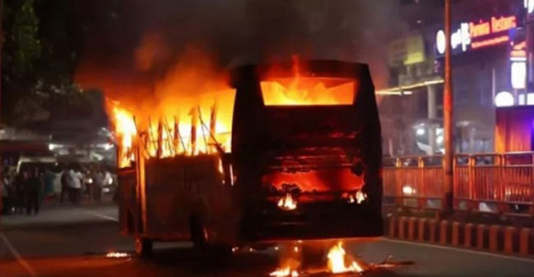 যাত্রাবাড়ীতে আসিয়ান পরিবহনের বাসে আগুন