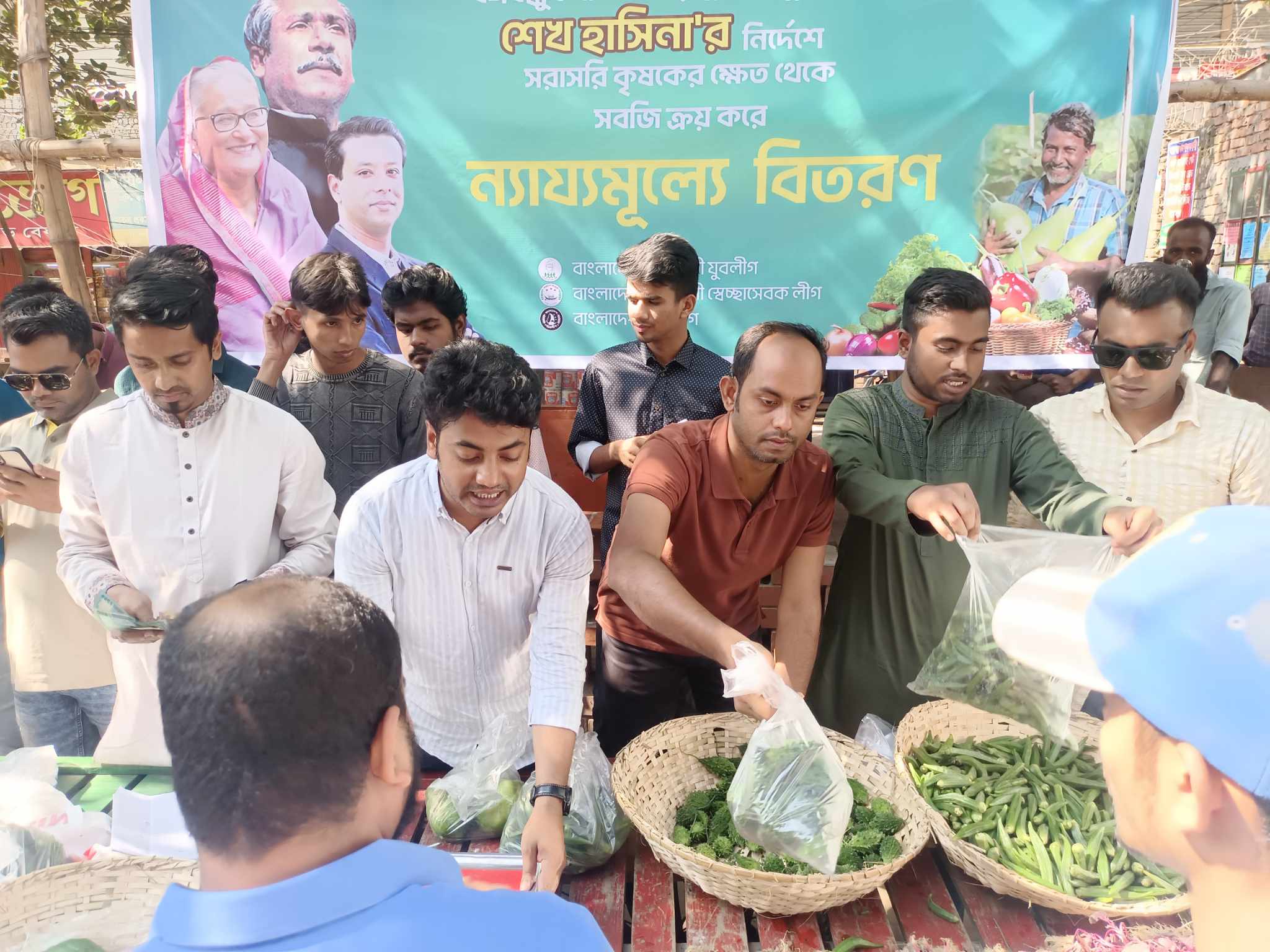 মহাখালীতে ন্যায্যমূল্যে সবজি বিক্রি করছে তিতুমীর কলেজ ছাত্রলীগ