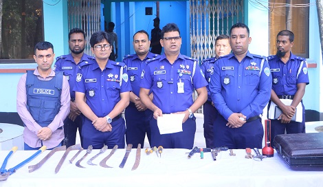 নোয়াখালীতে আগ্নেয়াস্ত্রসহ ৬ ডাকাত গ্রেপ্তার