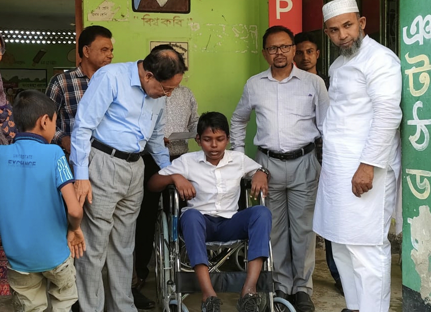 হুইল চেয়ারে করে নিজেই বিদ্যালয়ে আসতে পারবো