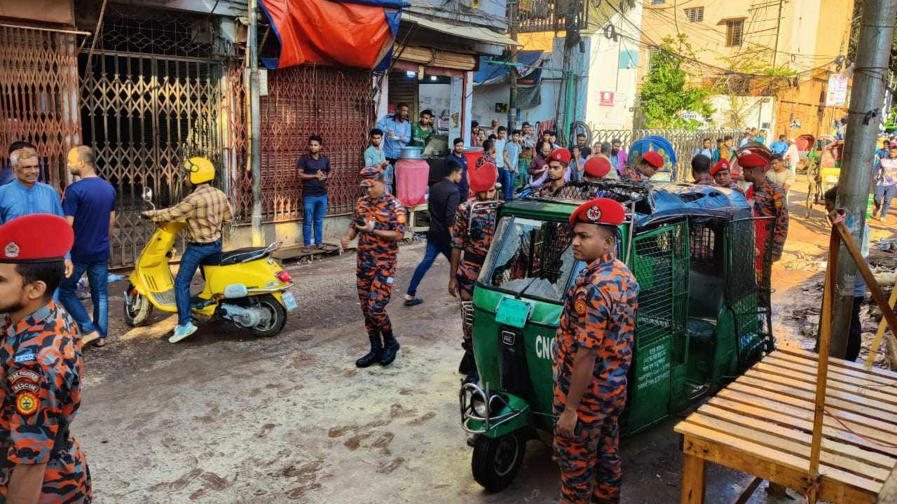 সিএনজি অটোরিকশায় ককটেল নিক্ষেপ