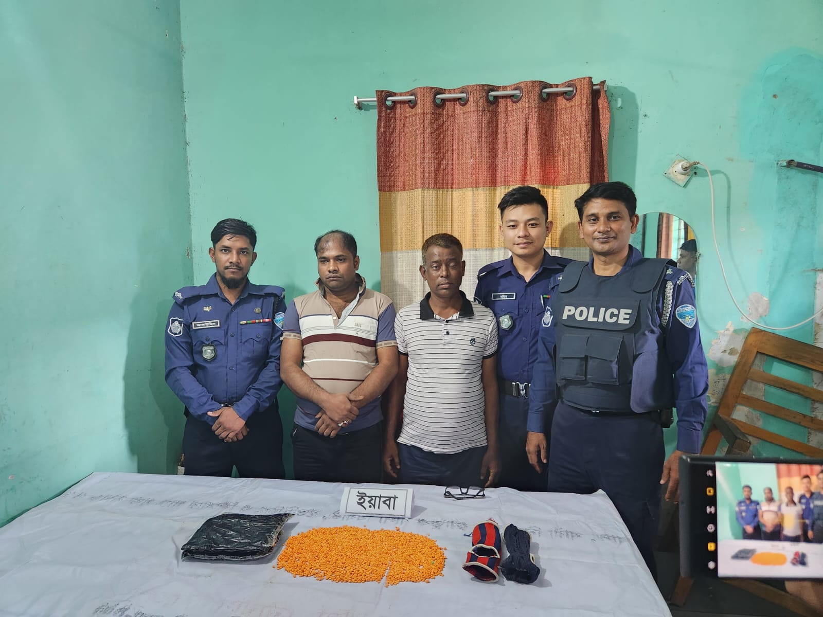 এংলেট দিয়ে পায়ে মোড়ানো ছিল ৯১৫০ পিস ইয়াবা, গ্রেপ্তার ২